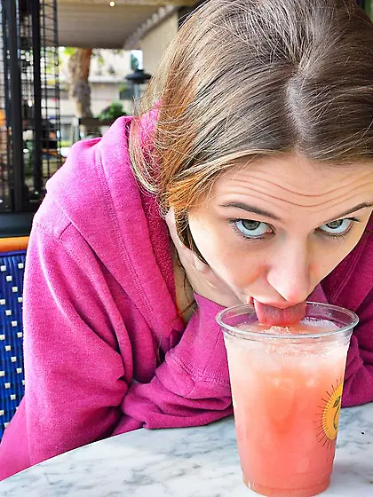 Elektra Rose is showing her tits and sliding down her shorts to