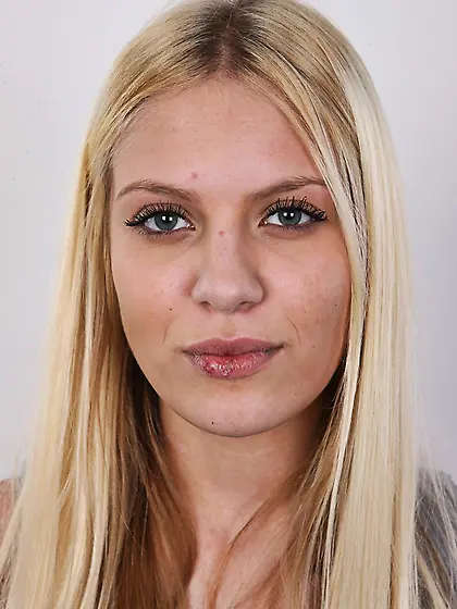 Hottie blonde juicy tits