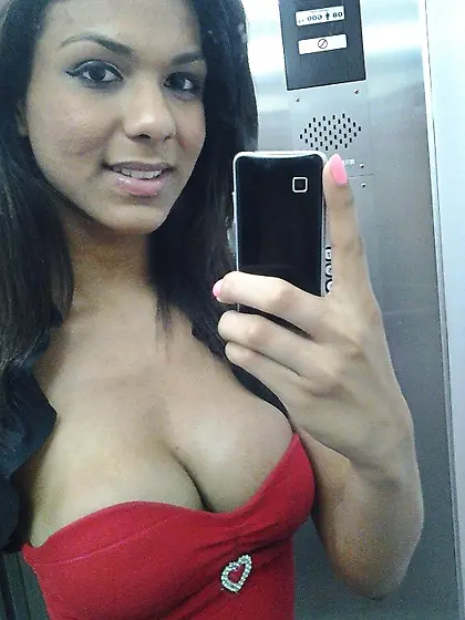 Yasmine Andrade posing