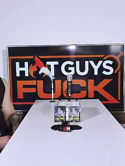 Bodybuilder treats girls cunny