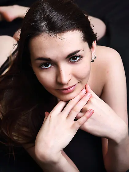 Brunette skinny pussy