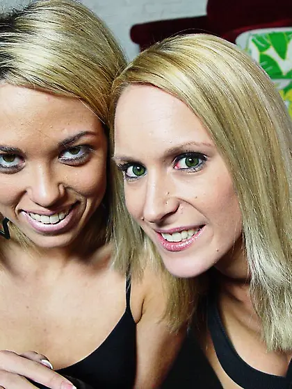 Blondes kiss single hung