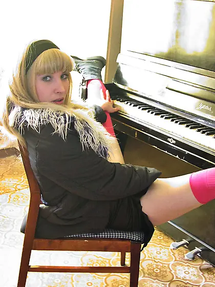 Instead of playing on piano slender blonde decides to perform st