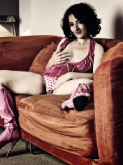 Brunette Maggy Zoom.