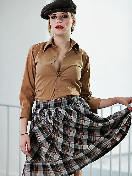 Nicole Ray strips her vintage outfit and shows us her perfect ro