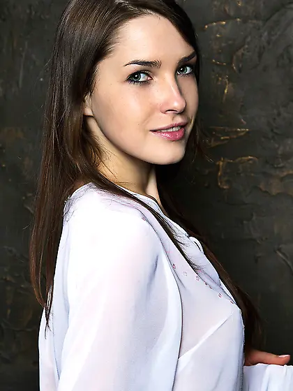 Semmi A is a hot babe who knows how to tease good no matter wher