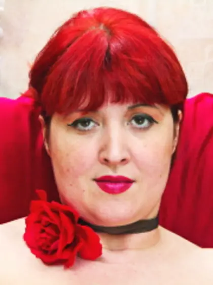 Chubby performer fucks pussy