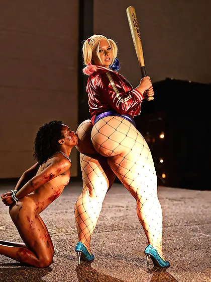 Pawg Harley Quinn gets her ass kissed by nigger