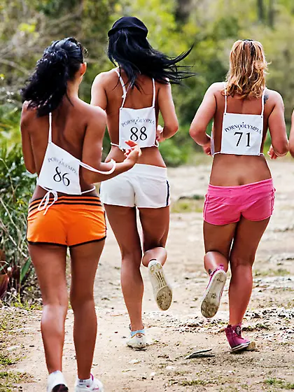 Stunning babes runs marathon