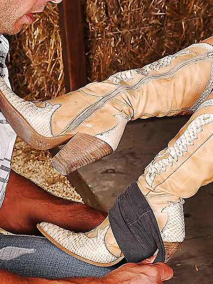 Czech pretty mature footjob