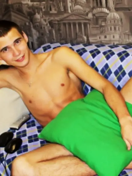 Brunette rynor perform close