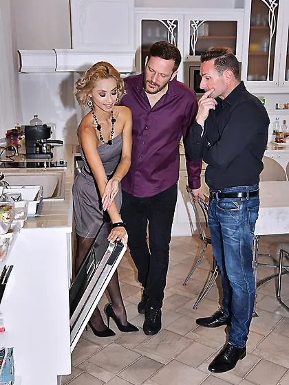 Veronica Leal spreads her stunning legs and gets double fucked