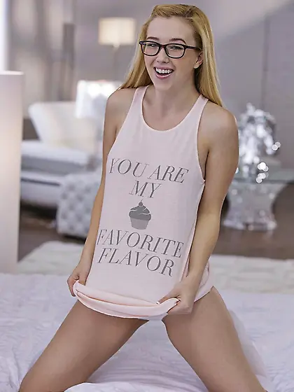 Small titted bimbo in glasses Samantha Rone is pleasingly lickin
