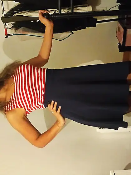 Robe bleu et rouge,  preparation pour aller voir un amant