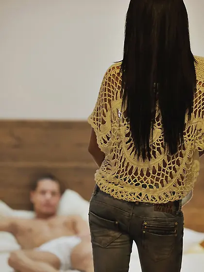 Young dude is pleasingly penetrating the nice shaved pussy of te