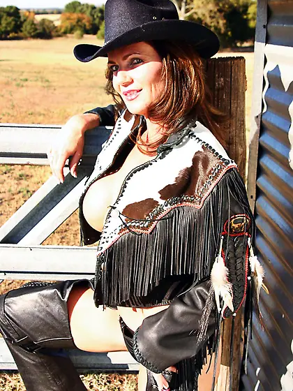 Deauxma stips her slutty lingerie and then fingers her hungry we