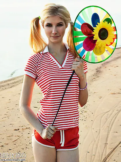 Twin-tailed blonde finds a secluded beach perfect to satisfy her