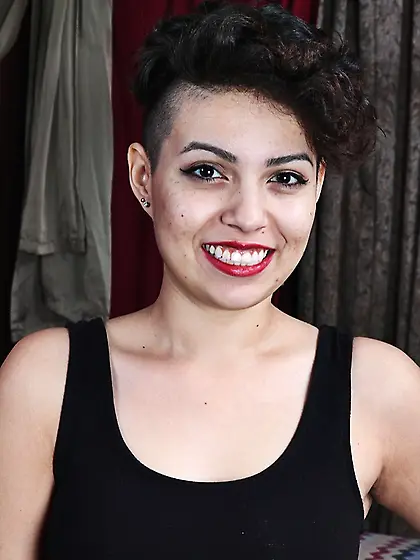 Alluring babe displays luscious