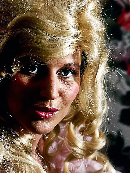 Alluring blonde spreads legs