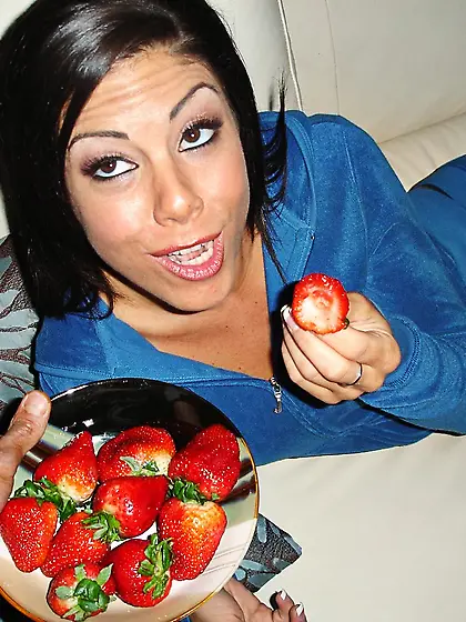 Tan skin brunette chick Eva Ellington gets her tight eager pussy