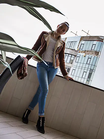 Pretty hottie shows herself off on camera so she needs no winter