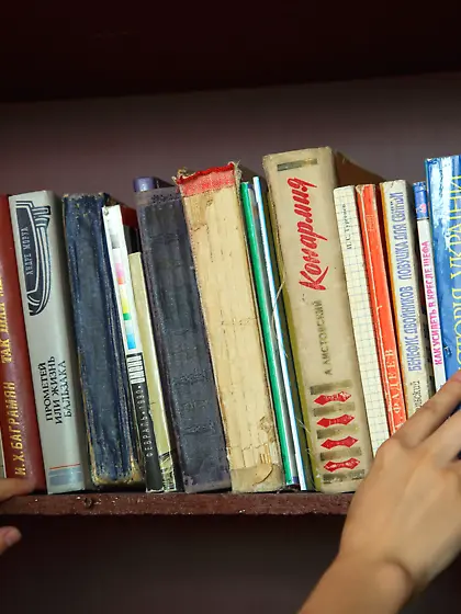 Nerdy bookworm strips naked after finding the book she needs Vid