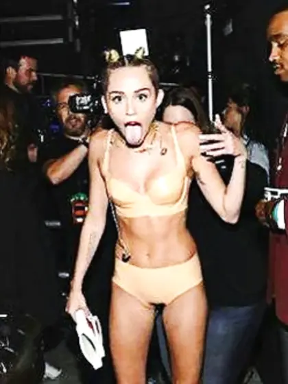 Miley Cyrus VMAS 2013: Bands A Make Her Dance!