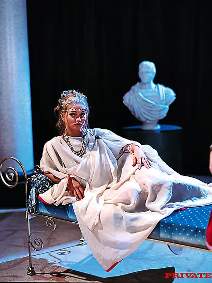 Roman queen peels long