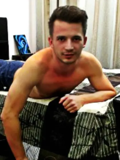 Brunette Cezarus Live Orgasm.