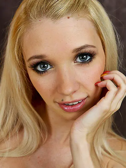 Pretty blonde chick Miriama Kunkelova takes shorts and panty off