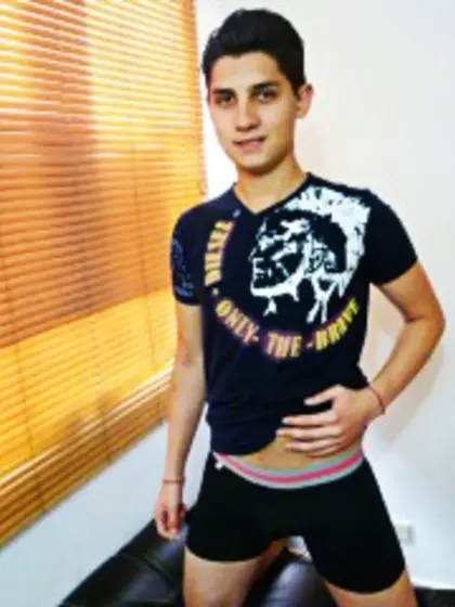 Brunette reinaldo19 perform close