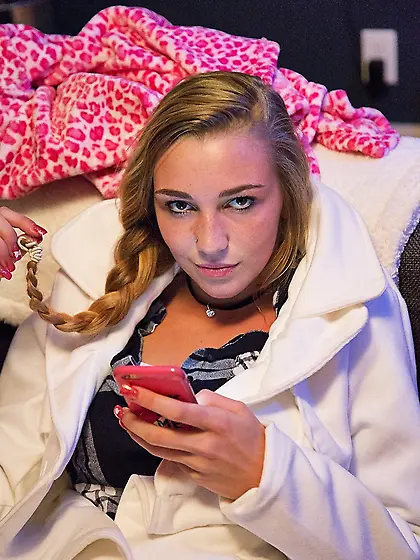 Gorgeous girl Kendra Sunderland knows it's forbidden to flash pu