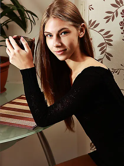 Sultry goldilocks Krystal Boyd strips and shows every inch of ho