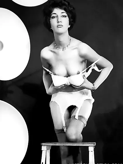 Retro sedcutresses posing sexy