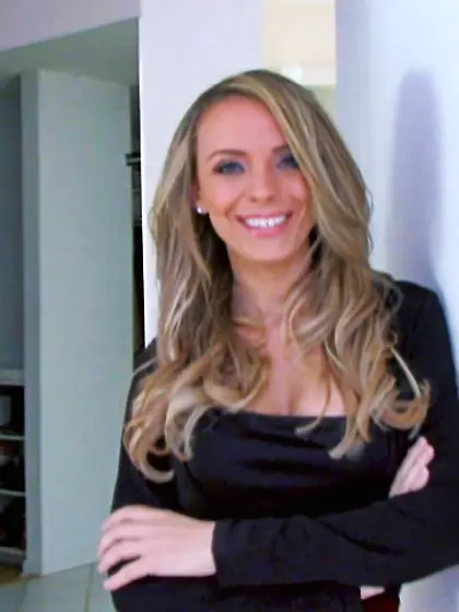 MILF likes showing off her cunt