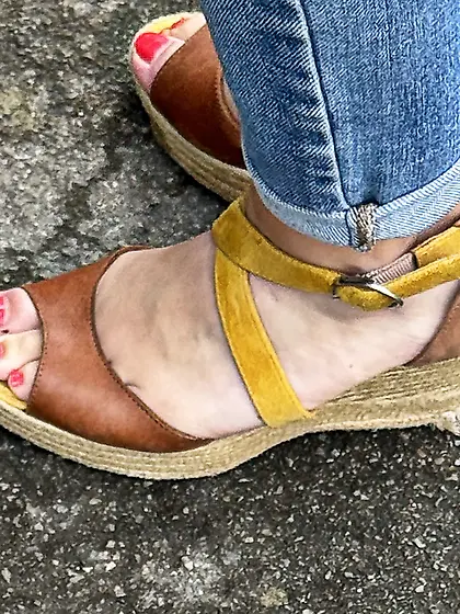 Voyeur Teen feet foot barefeet barefoot toes soles