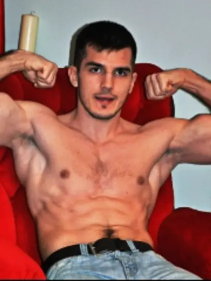 Brunette xxhardstudxx perform close