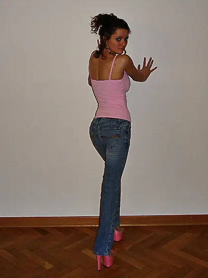 Cute teen bunny Southern Kalee takes off her blue jeans and show