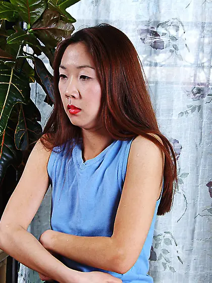 Asian chick Heidi Ho in sneakers fills her shaved pussy with pin