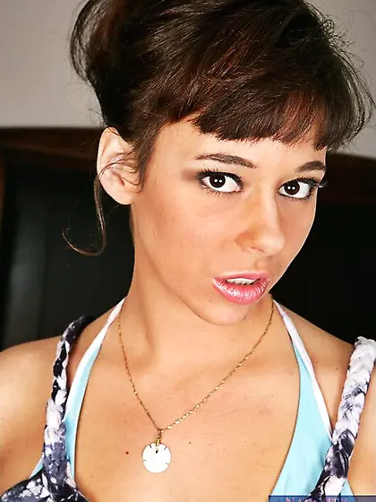 Aarielle Alexis drops down her sexy and cute clothes and gets he