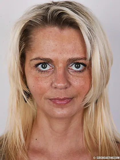 Hot shaped blonde reveals