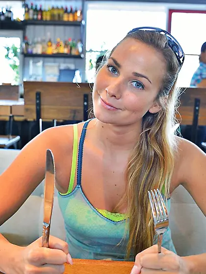 Sweet blonde chick Courtney Dillon flashes her perfect butt and