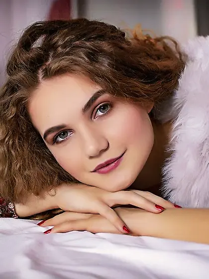 Spanish green eyes girl
