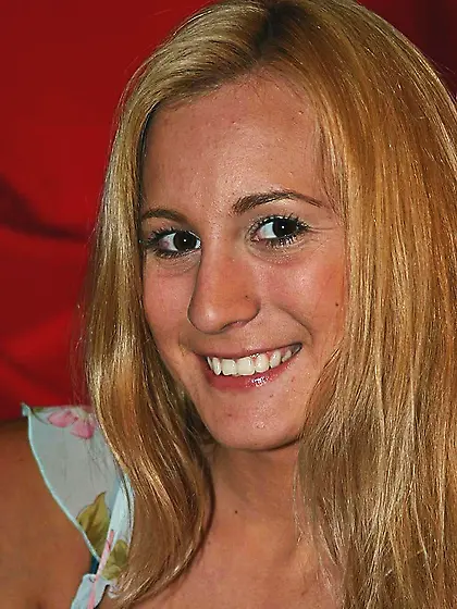 Big titted amateur babe Autumn Westin gets nude, spreads her leg