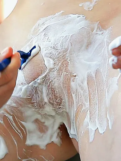 Skinny teen Gloria shaving tigth pussy