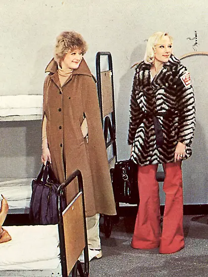 Hot retro chicks banging