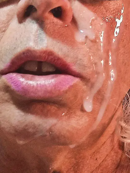 Sissy recibió semen en su cara de golfa