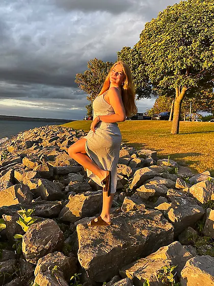 Morgan Thompson Busty Nonnude Cutie