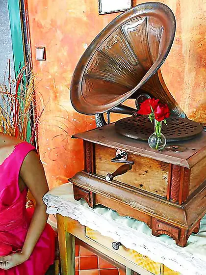 Sie blaest Floete - Sein Stab steht