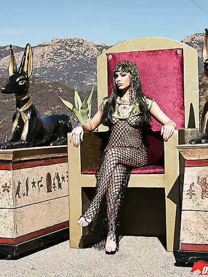 Female pharaoh's wonderful servants help her wash the body in th